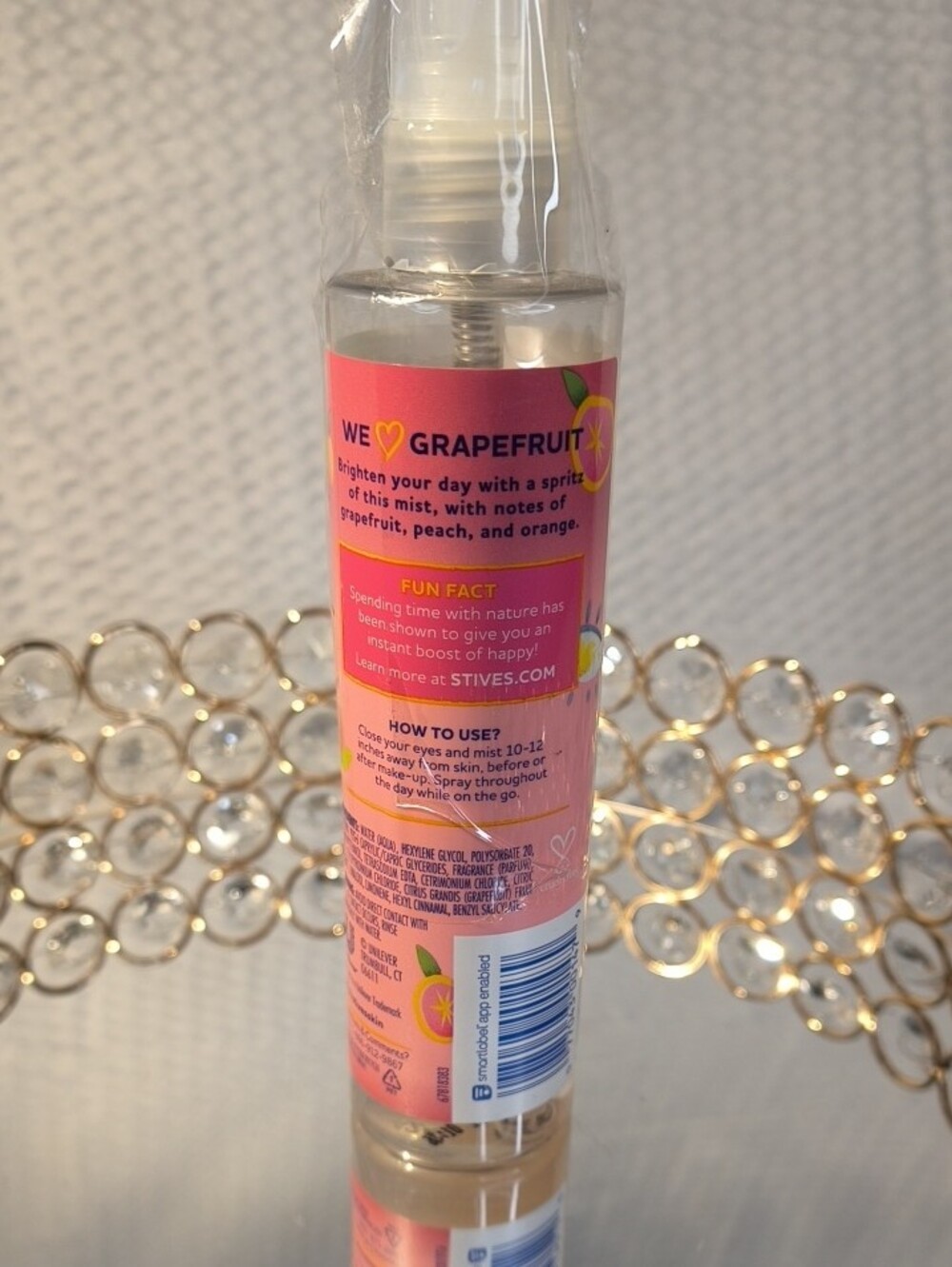 St Ives Hydrating Face Mist - Pink (Grapefruit Scent) - Picture 3 of 5